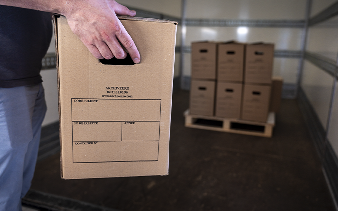 Employé tenant un carton pour les placer dans le camion Archiveuro