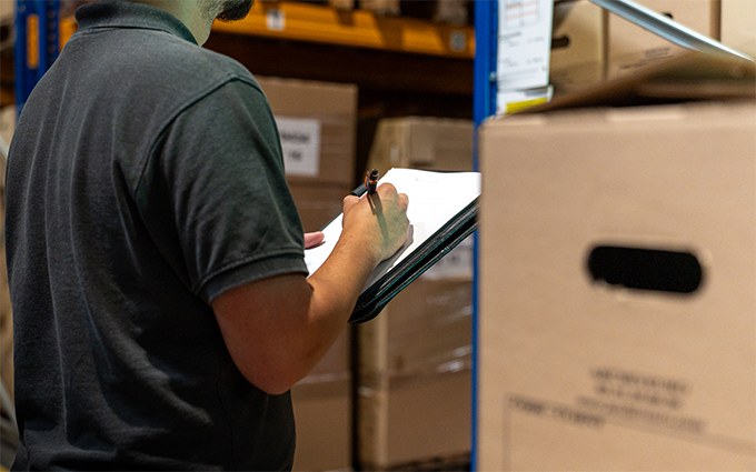 Personne listant des archives en intérieur - Archiveuro