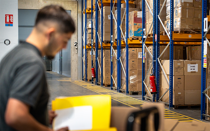 Employé travaillant sur des archives dans l'entrepôt